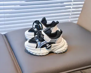 Gros plan sur les textures mesh et cuir synthétique des baskets enfant compensées