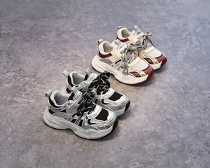 Détail du tissu en maille respirant et semelle épaisse antidérapante pour baskets enfant