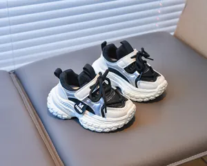 Gros plan de baskets enfant à semelle épaisse avec mesh blanc et bande velcro