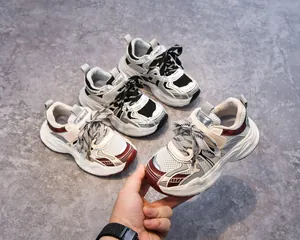 Détail de baskets de sport pour enfants avec maille respirante et semelle épaisse