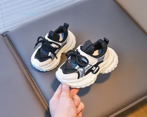 Détails de baskets respirantes pour enfants avec semelle antidérapante et velcro