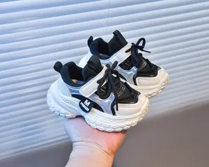 Gros plan détaillé de baskets enfant en maille respirante avec étiquette M FASHION