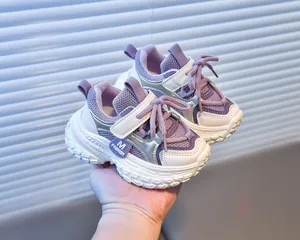 Détail de la maille violette et du cuir réfléchissant sur les baskets pour enfants