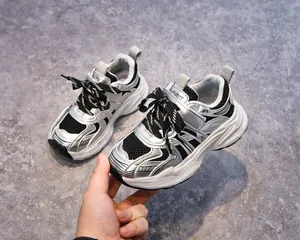 Vue détaillée des chaussures enfant avec mesh argenté respirant et semelles épaisses