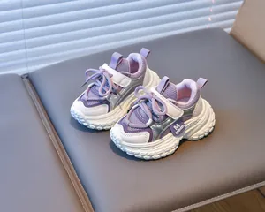 Gros plan sur baskets enfant violettes avec maille respirante et attaches en velcro