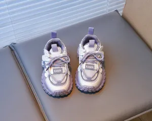 Vue détaillée de la basket violette pour enfant avec maille respirante et semelle épaisse