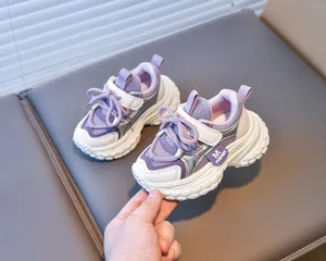 Détail de baskets pour enfants avec mesh respirant, velcro et semelles épaisses antidérapantes