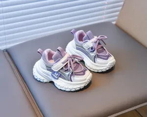 Détail des baskets pour enfants avec tissu en maille et semelles blanches antidérapantes