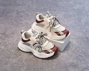 Vue détaillée du tissu en maille respirante et du design coloré des baskets pour enfants