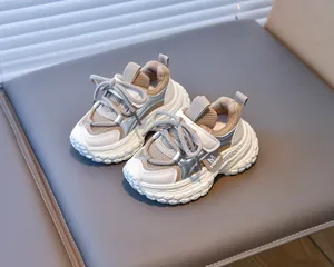 Détail de baskets pour enfants montrant le tissu en maille et le velcro