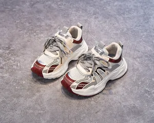 Vue détaillée des chaussures de course pour enfants avec lacets rayés et semelles antidérapantes
