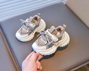 Détails macro de maille respirante et similicuir sur baskets épaisses pour enfants