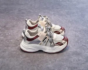 Détail de chaussures de course pour enfants avec maille respirante et semelle antidérapante