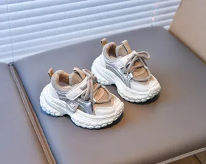 Détails de baskets en mesh pour enfants avec empiècements beige et argent et velcro
