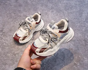 Détail de la maille respirante et des lacets rayés sur les baskets chunky pour enfants