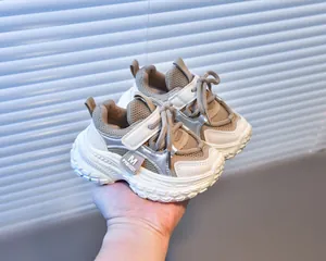 Détails de baskets pour enfants avec mesh respirant, velcro et étiquette M Fashion