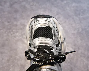 Détails de cuir métallique argenté et maille respirante sur ces baskets pour enfants