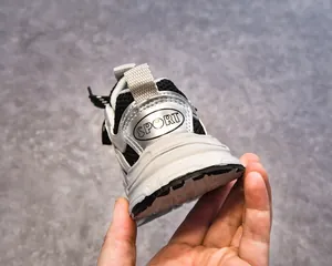 Vue détaillée des baskets pour enfants avec mesh respirant et talon argenté réfléchi