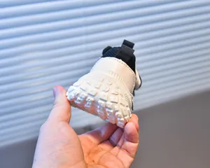Vue détaillée de la semelle antidérapante à crampons pour baskets d'enfants