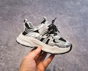 Détail des baskets argent pour enfants avec maille respirante et semelle ondulée