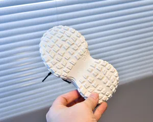 Détail de la semelle blanche épaisse antidérapante avec taille 23 pour chaussures enfant