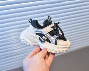 Gros plan de baskets respirantes pour enfants avec scratch et texture en maille