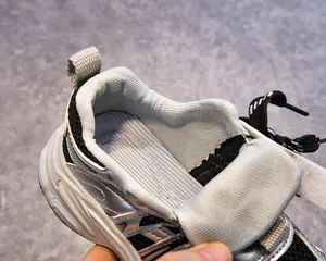 Vue détaillée de la doublure en maille respirante et de la boucle de talon réfléchissante enfant