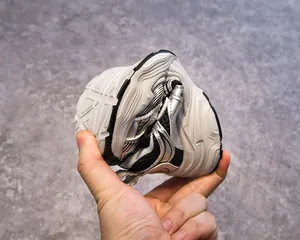 Gros plan montrant la semelle souple et le mesh respirant des chaussures de course