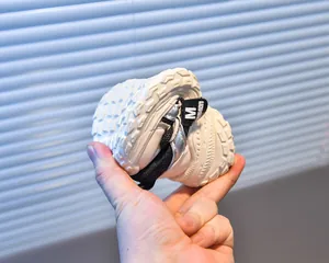 Chaussures bébé blanches flexibles avec semelle antidérapante ultra souple et mesh
