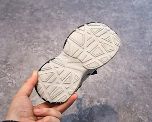 Détail de chaussures de sport enfant avec motifs géométriques antidérapants sur la semelle