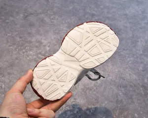 Détail de la semelle de chaussure de sport enfant avec motifs géométriques antidérapants