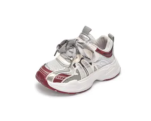 Détail de chaussures de sport enfant avec maille respirante et lacets rayés
