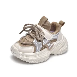 Baskets respirantes pour enfants avec empiècements beige et marron et semelle