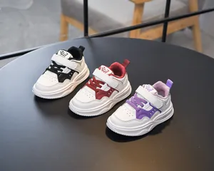 Trois paires de baskets légères pour enfants en noir, rouge et violet avec velcro facile