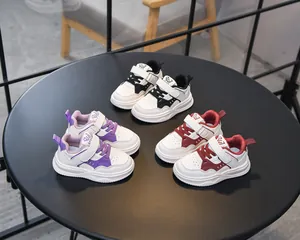 Trois paires de baskets pour enfants en noir, violet et rouge avec cuir perforé respirant