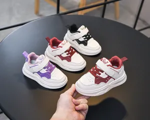 Détail de chaussures de course pour enfants en quatre couleurs avec scratchs