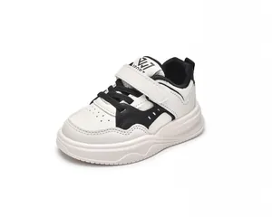 Détails de chaussures de sport pour enfants avec tige en cuir et fermeture velcro