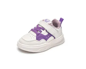 Détail de baskets pour enfants blanc et violet avec scratchs et perforations respirantes