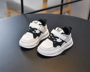 Détails des baskets de running blanches pour enfants avec velcro et maille aérée