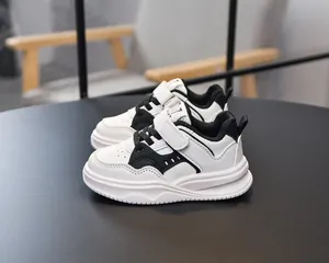 Détail de chaussures de sport pour enfants avec fermeture velcro et semelles blanches