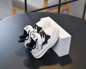 Détails de chaussures de course pour enfants avec fermeture velcro et semelle en gomme