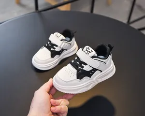 Détail de basket enfant avec bande velcro, lacets élastiques et logo W7 SPORT