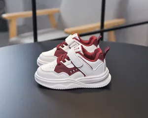 Détail de baskets en cuir pour enfants avec scratch et embout respirant blanc et rouge