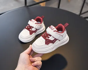 Vue détaillée des chaussures de course légères pour enfants avec fermeture à scratch