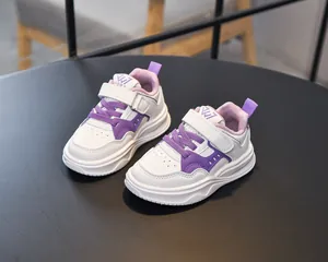 Détails des baskets pour enfants blanc et violet avec velcro et logo VWJ SPORT