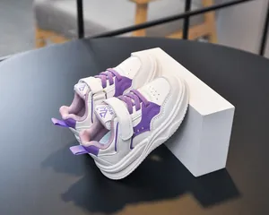 Détail de baskets pour enfants blanc et violet avec sangles velcro et pointe respirante