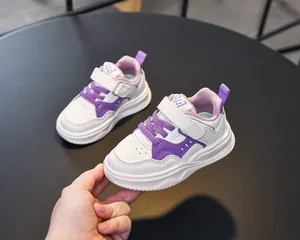 Détails de baskets enfants blanc et violet avec sangles velcro et semelles épaisses
