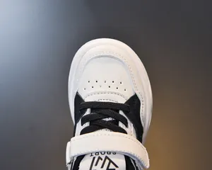 Gros plan sur l'avant d'une basket enfant avec texture cuir et trous d'aération