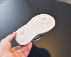Vue détaillée de la semelle en caoutchouc beige pour enfants avec motifs antidérapants