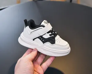 Vue détaillée d'une chaussure de sport enfant avec scratch et tige perforée respirante